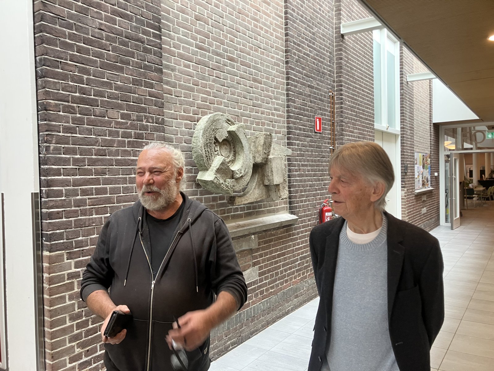 Harm de Noord bij zijn reliëf in De Plataan
