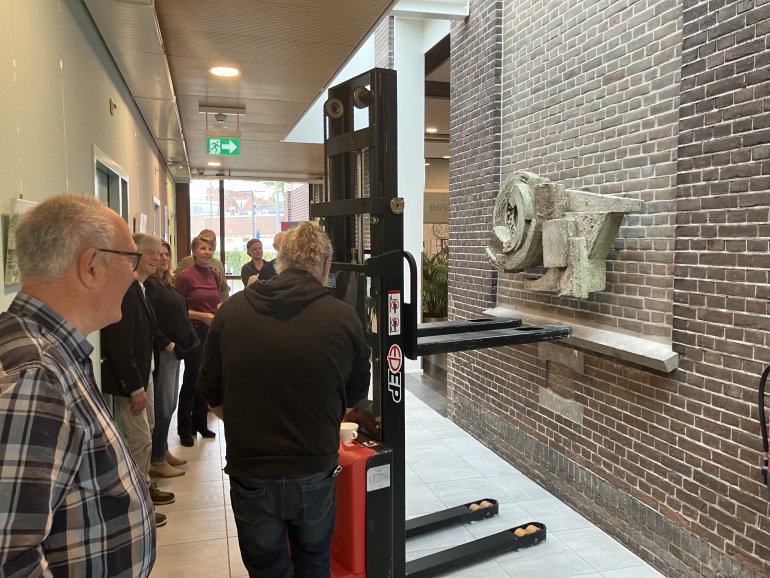 Reliëf van Harm de Noord krijgt nieuwe plek in De Plataan